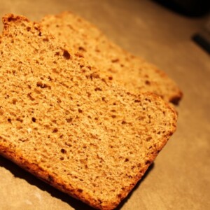 Slices of gingerbread bread on a work surface