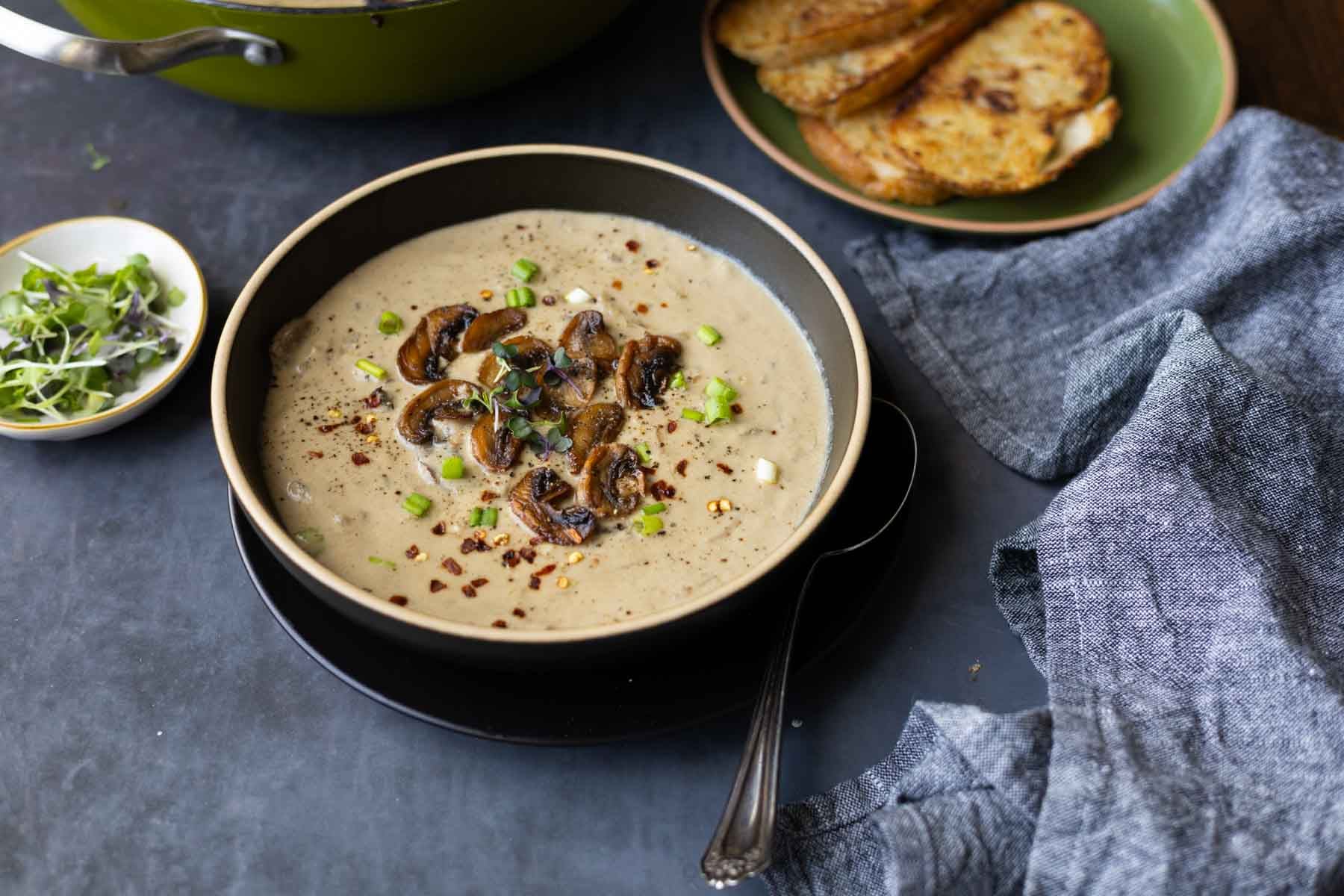 bowl of cream of mushroom soup
