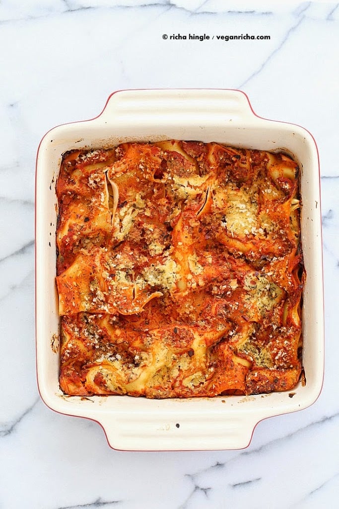 Cauliflower Alfredo Spinach Artichoke Lasagna | Vegan Richa. This Vegan Lasagna is filled with Spinach, Artichokes, creamy Cauliflower alfredo sauce and veggies. #vegan #lasagna
