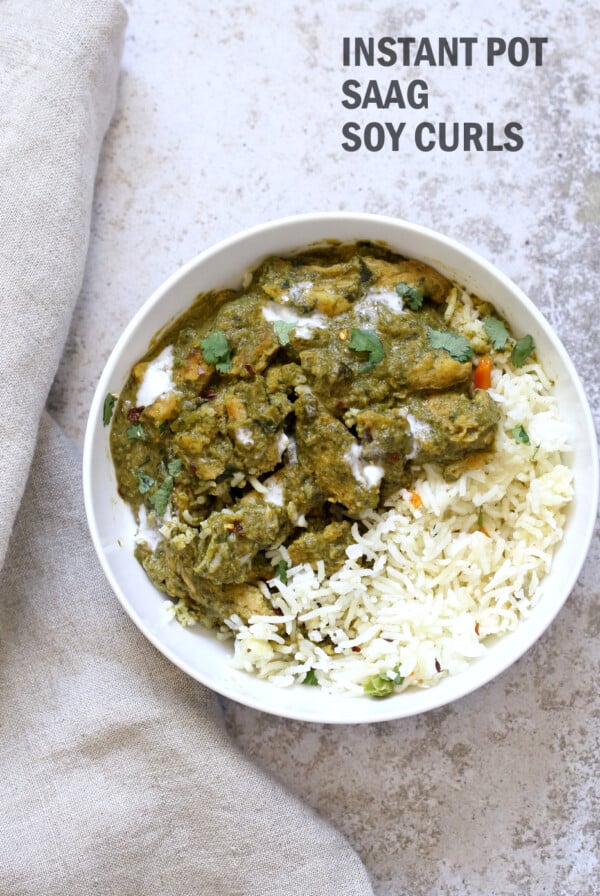 1 Pot Vegan Chicken Saag with Soy Curls. Use seitan, tempeh, baked tofu, chickpeas or chikin substitutes for variation. Soy curls in Spinach Sauce. #Vegan #Glutenfree #Recipe Can be Soy-free and Nut-freeย #veganricha | VeganRicha.com