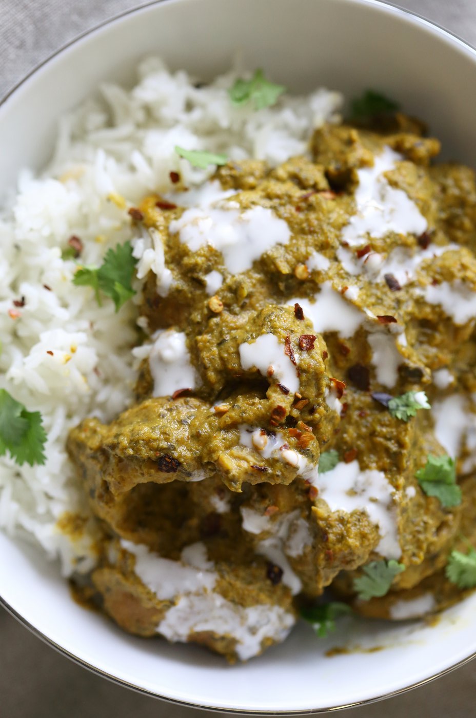 1 Pot Vegan Chicken Saag with Soy Curls. Use seitan, tempeh, baked tofu, chickpeas or chikin substitutes for variation. Soy curls in Spinach Sauce. #Vegan #Glutenfree #Recipe Can be Soy-free and Nut-free #veganricha | VeganRicha.com