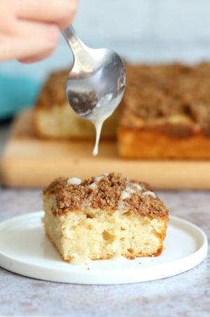 Easy Vegan Coffee Cake Recipe. Simple soft Vanilla Cake topped with a delicious Streusel. Classic Cinnamon Streusel Coffee cake. #Vegan #soyfree #nutfree #Recipe. Glutenfree optionย #veganricha