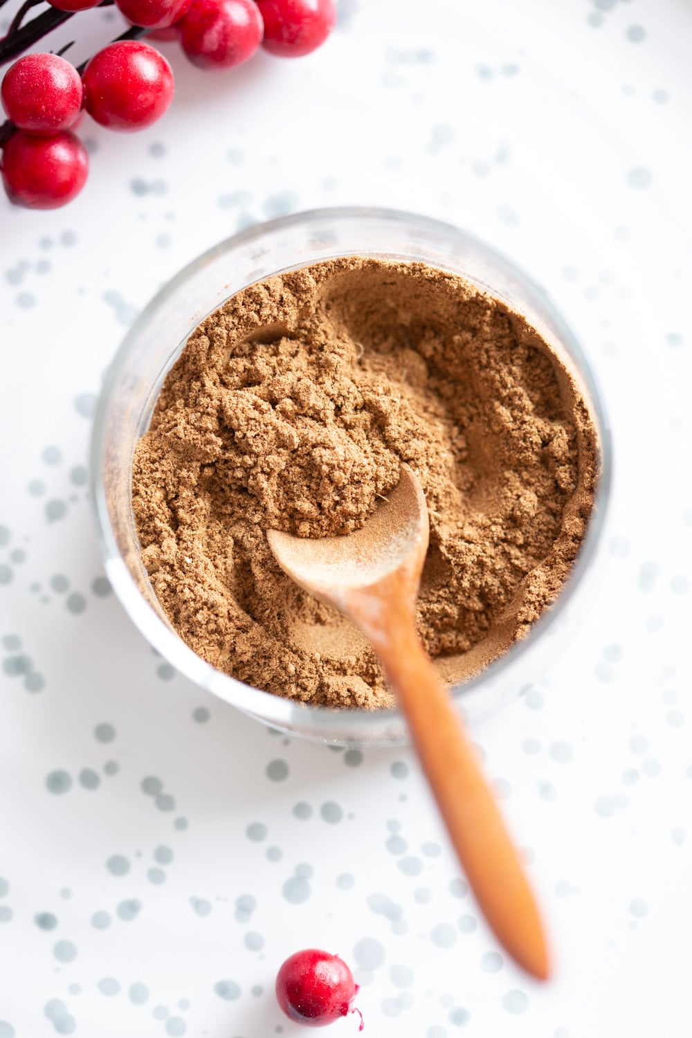 How to make Gingerbread Spice Mix. Easy gingerbread spice with everyday ingredients. Use in gingerbread cake, gingerbread cookies, latte and more. Great for gifting. Vegan Glutenfree #vegan #veganricha