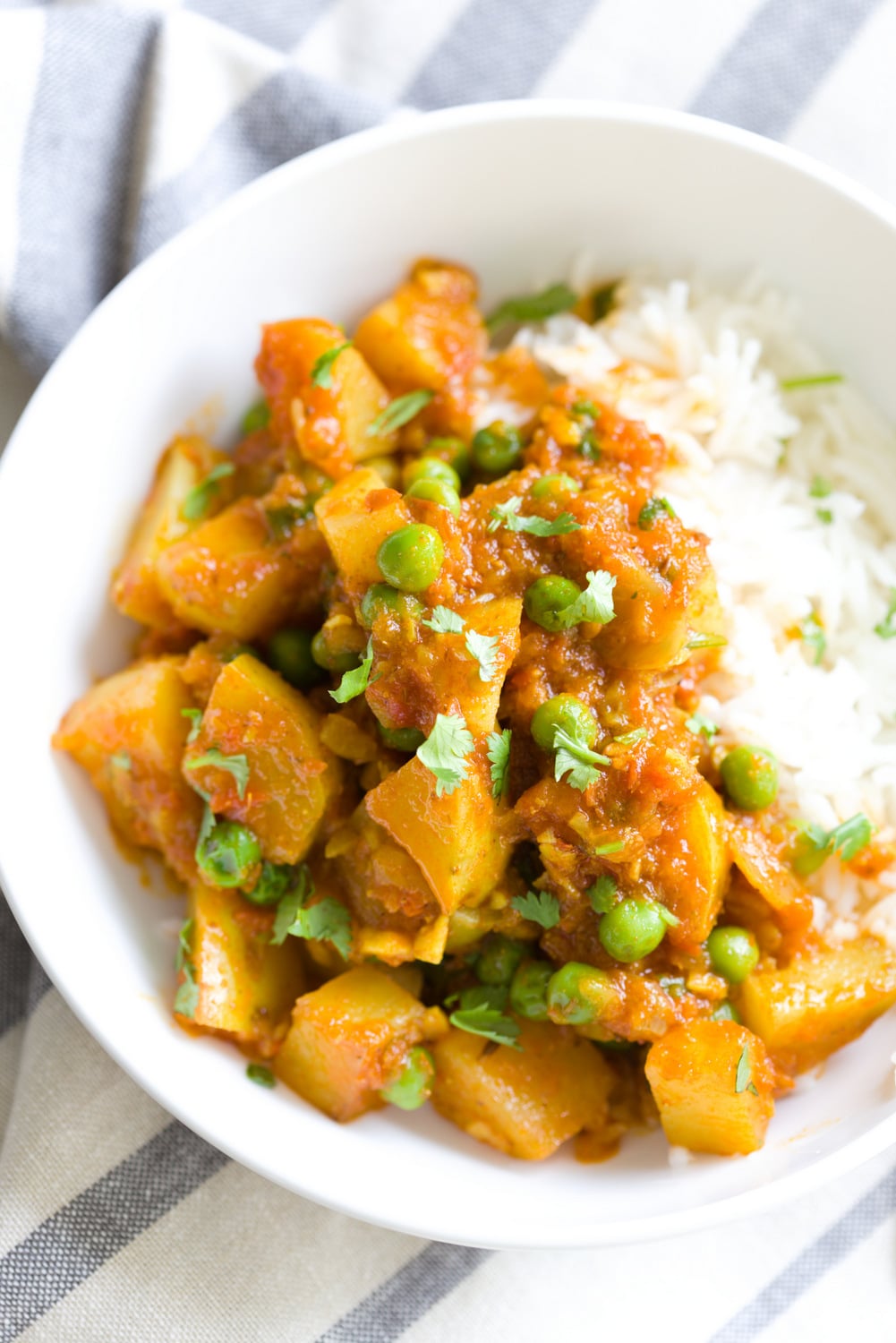 aloo matar a serving of Aloo Matar with a side of rice